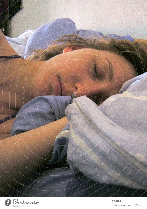 Süsse Träume Frau schlafen träumen Bett Nacht Porträt Portät