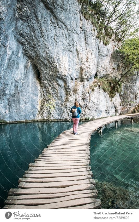 Plitvice lakes Natur blau türkis weiß Steg laufen Frau Felsen Nationalpark Kroatien Bekanntheit See klares wasser Wasser Tourismus Winnetou plitvicer seen