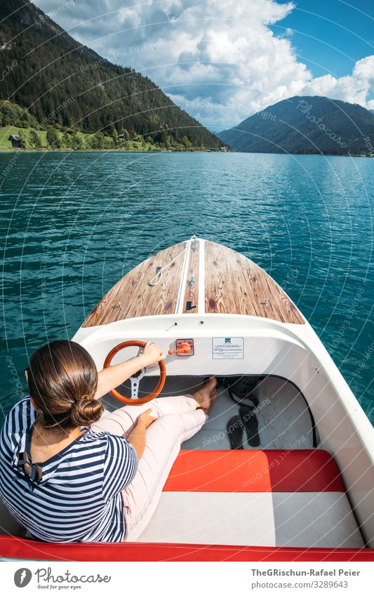 Frau auf Boot am See Natur blau schwarz türkis weiß Bootsfahrt Wasserfahrzeug Aussicht Hügel captain Kapitän lenken Reisefotografie genießen
