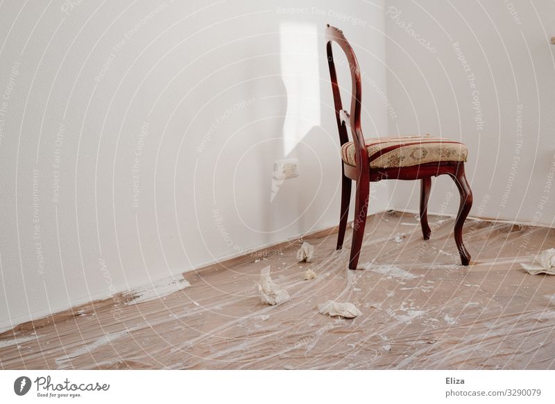 Stuhl im Raum Mauer Wand Umzug (Wohnungswechsel) Renovieren Malerplane streichen Boden Farbe leer vergangen Farbfoto Textfreiraum links Textfreiraum unten