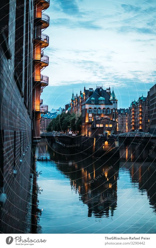 Hamburg Stadt blau Licht Reflexion & Spiegelung Deutschland Wasser Himmel Stimmung Architektur Alte Speicherstadt Farbfoto Außenaufnahme Menschenleer