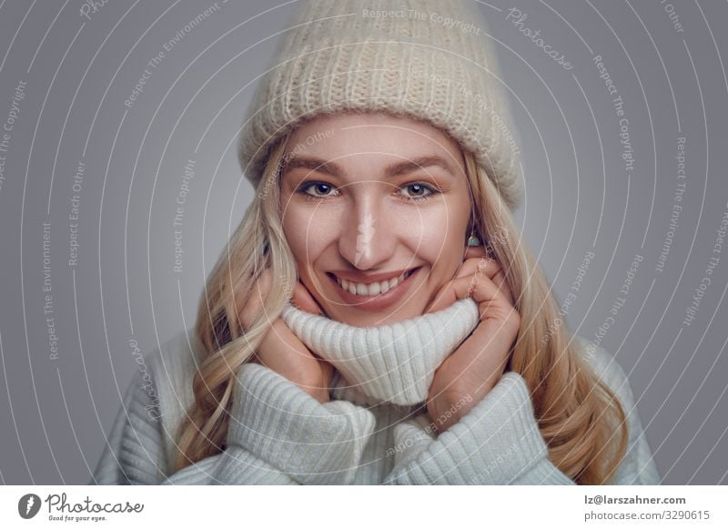 Attraktive blonde Frau in einem warmen Woll-Polokragen Glück schön Gesicht Winter Erwachsene 1 Mensch 18-30 Jahre Jugendliche Wärme Wald Wege & Pfade Pullover