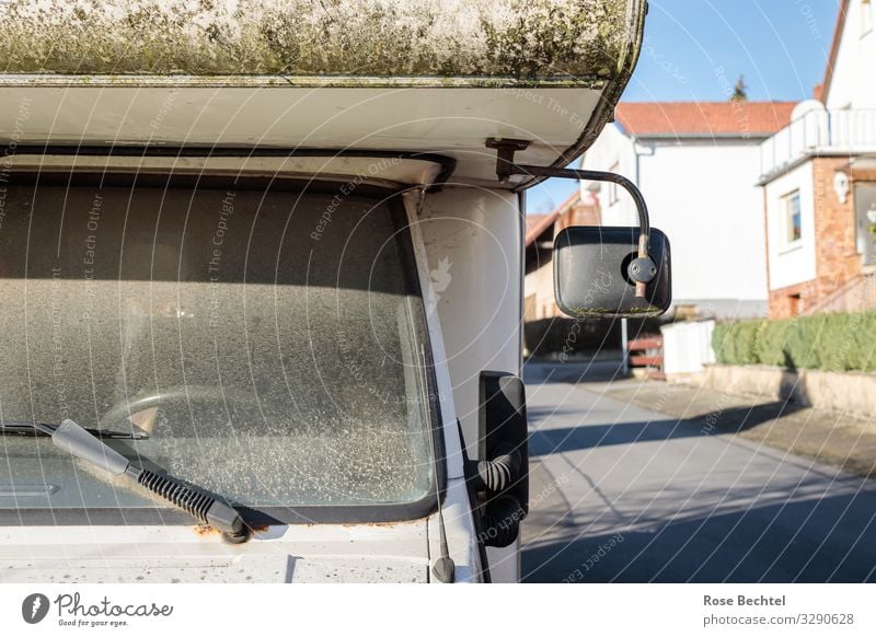 Das alte Wohnmobil Umwelt Pflanze Sand Moos Flechten Verkehrsmittel Straße Ferien & Urlaub & Reisen Häusliches Leben Farbfoto Außenaufnahme Menschenleer Tag