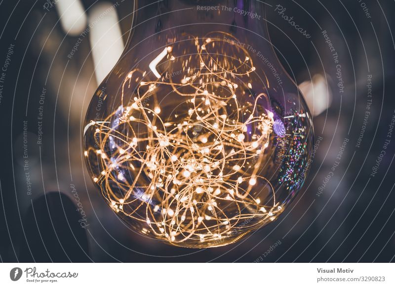 Riesenglühbirne mit Lichtgirlanden im Inneren Technik & Technologie Unterhaltungselektronik Fortschritt Zukunft Kunstwerk Blitze Sammlung Sammlerstück Glas