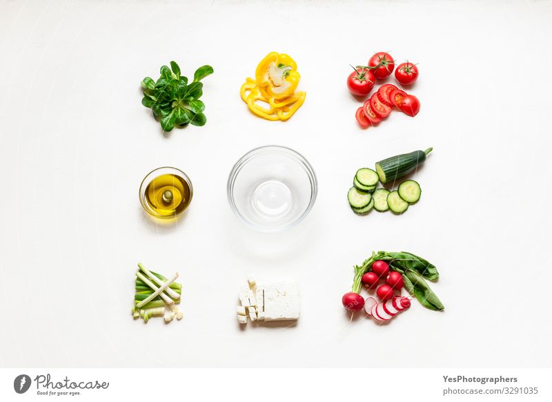 Salatzutaten und leere Schüssel. Herstellung von Sommersalat. Kochen Lebensmittel Käse Gemüse Salatbeilage Essen Abendessen Bioprodukte Diät Schalen & Schüsseln
