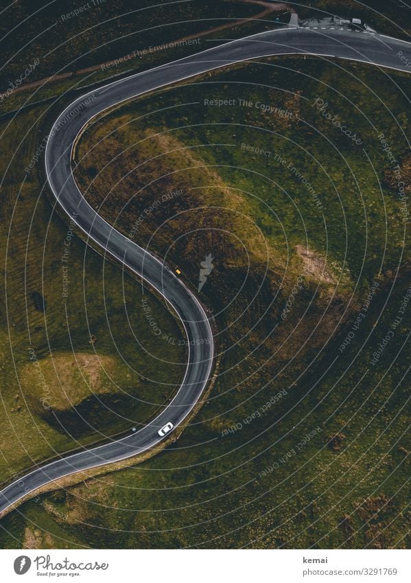 S-Kurve: Straße mit Auto von oben Landschaft Wiese Verkehr PKW Straßenverkehr grün Autofahren vogelperspektive Drohnenaufnahme Ruhe Idylle England Asphalt