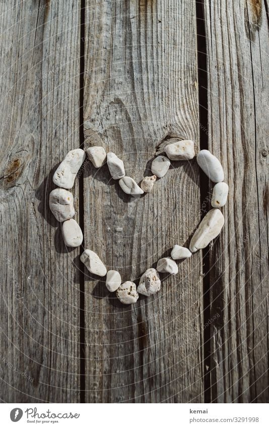 Herz aus Stein Lifestyle harmonisch Zufriedenheit Valentinstag Kieselsteine Holzbrett Zeichen herzförmig authentisch hell Kitsch natürlich Originalität schön