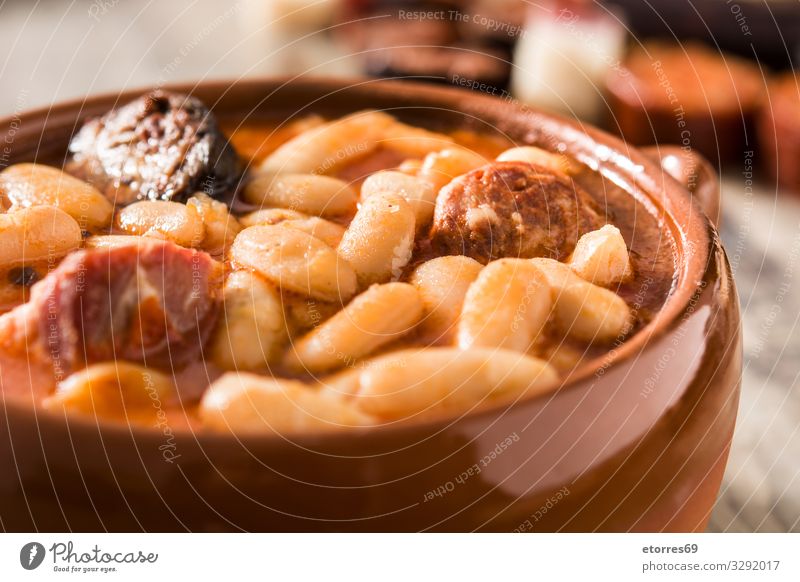 Typisch spanische fabada asturiana Hintergrund Bohnen Chorizo Nahaufnahme Abendessen Speise Lebensmittel Gesunde Ernährung Foodfotografie Schinken gebastelt