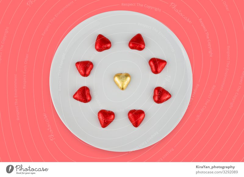 Abstrakte Schokoladenbonbons in Herzform auf weißem Teller Dekoration & Verzierung Feste & Feiern Valentinstag Hochzeit Paar Liebe hell rosa rot Romantik