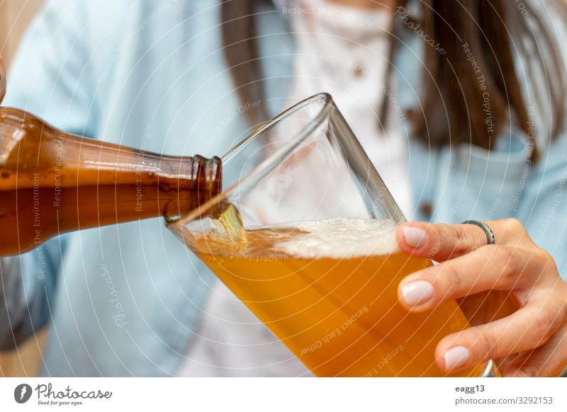Frau, die ein Bier in einem Glasbecher serviert Getränk trinken Alkohol Lifestyle Glück schön Sommer Nachtleben Entertainment Party Restaurant Club Disco Bar