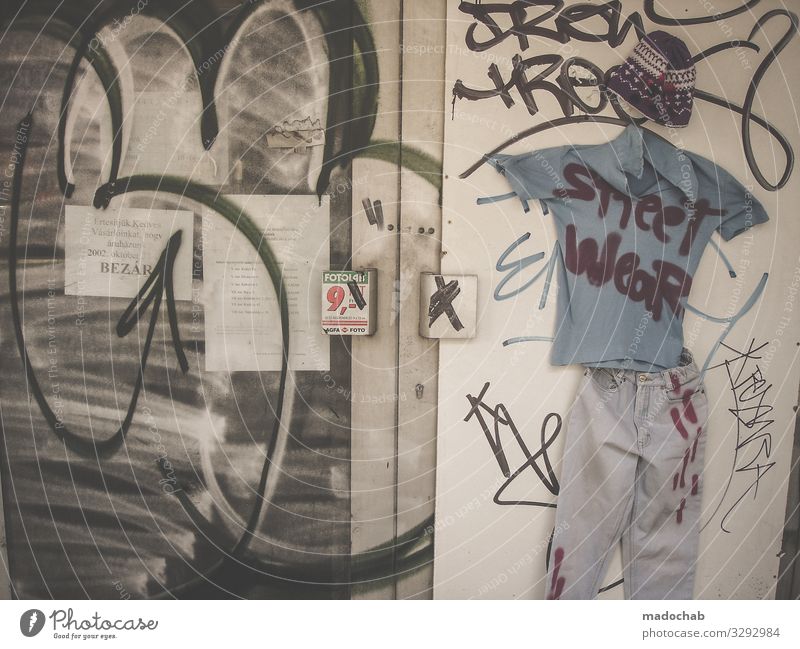 Street credibility Lifestyle kaufen Kunst Kultur Jugendkultur Subkultur Mode Bekleidung T-Shirt Jeanshose Hut Zeichen Schriftzeichen Graffiti authentisch