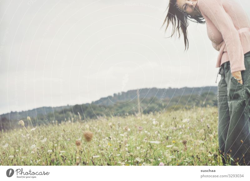 randerscheinung Frau weiblich Haare & Frisuren stehen Außenaufnahme Natur Landschaft Pampa Wiese Blumenwiese außergewöhnlich Horizont Sommer Frühling natürlich