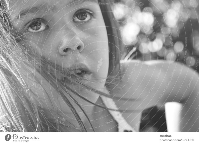 kindheit Kind Mädchen Porträt Gesicht Schwarzweißfoto Haare & Frisuren Sommer Außenaufnahme Arme Auge Nase Mund Blick Unschärfe Sonnenlicht Blick nach oben