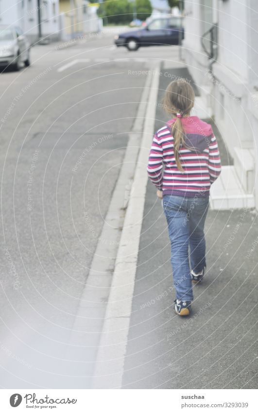 durch's dorf marschieren (2) Kind Mädchen laufen gehen schreiten Gang Bürgersteig Fußweg Straße Dorf PKW Verkehr Alltagsfotografie nach Hause gehen Spaziergang