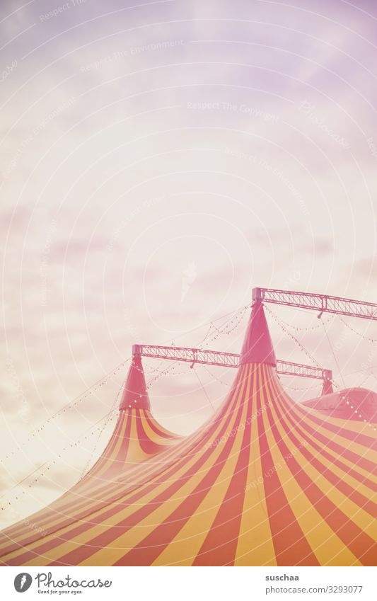 über dem zirkuszelt Zirkus Zirkuszelt Show träumen für Kinder Vorfreude Jahrmarkt Eingang Sensation Akrobatik Zelt Himmel hoch mehrfarbig gestreift Wolken
