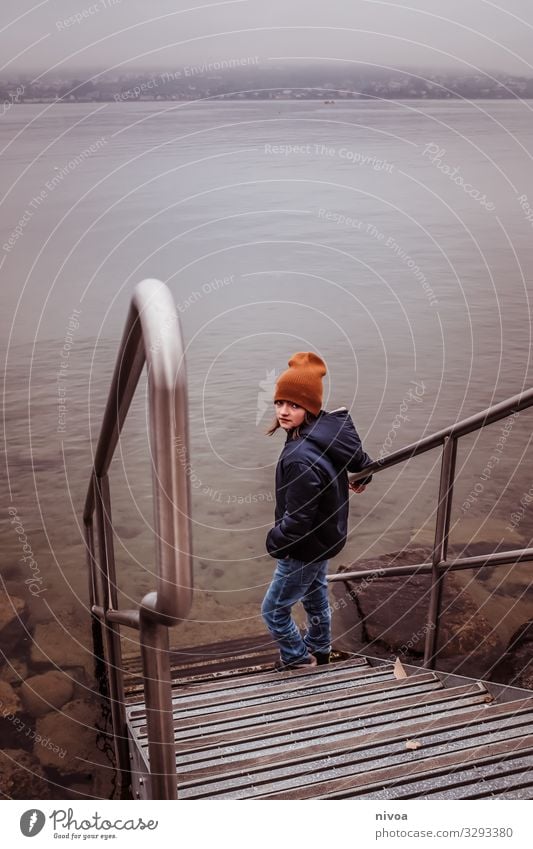 Junge steht an Treppe zum see Lifestyle Freizeit & Hobby Mensch maskulin Kind Kindheit Jugendliche 1 8-13 Jahre Umwelt Natur Landschaft Winter Wetter Seeufer