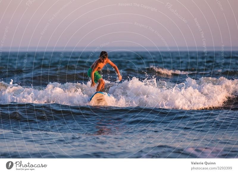 Surfen lernen Ferien & Urlaub & Reisen Sommer Sommerurlaub Strand Meer Wellen Surfbrett Junge 1 Mensch 8-13 Jahre Kind Kindheit Badehose Freizeit & Hobby