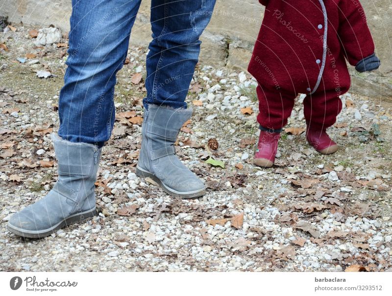 Mama-Füße und Kind-Füße feminin Kleinkind Mutter Erwachsene Beine Fuß 2 Mensch Winter Hose Stiefel stehen groß kalt klein blau rot Vertrauen Sicherheit