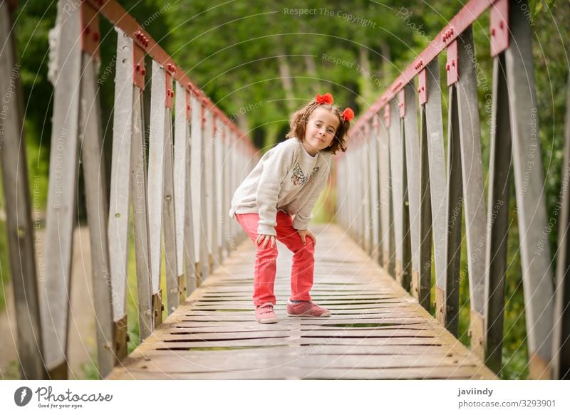 Süßes kleines Mädchen, das Spaß in einer ländlichen Brücke hat. Freude Glück schön Leben Spielen Kind Mensch feminin Baby Frau Erwachsene Kindheit 1 3-8 Jahre