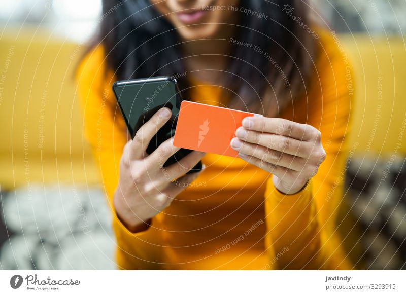 Persische Frau beim Online-Shopping mit ihrem Smartphone Lifestyle kaufen Geld Dekoration & Verzierung Kapitalwirtschaft Geldinstitut Business Telefon PDA