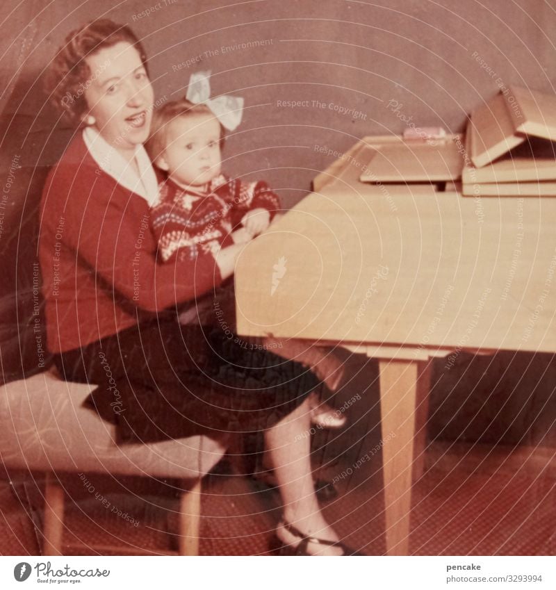 dreiklang | c-dur mit a-moll Mutter Kind singen Cembalo Klavier Foto alt Vergangenheit früher Nostalgie Fotografie Kindheit Familie & Verwandtschaft Erinnerung