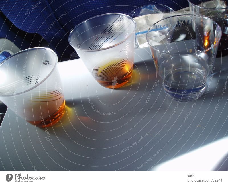 Becherarrangement Flugzeug Whiskey trinken Getränk Alkohol Kunstoff Sitztablett Wasser