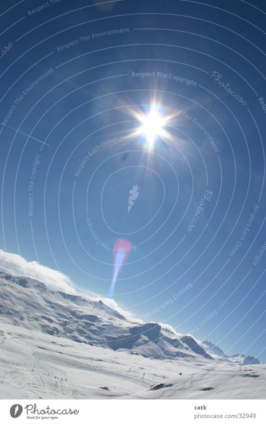 Berg im Gegenlicht Sonne Schnee Berge u. Gebirge Wintersport Skifahren Skipiste Landschaft Wolkenloser Himmel Schönes Wetter Alpen Gipfel Schneebedeckte Gipfel