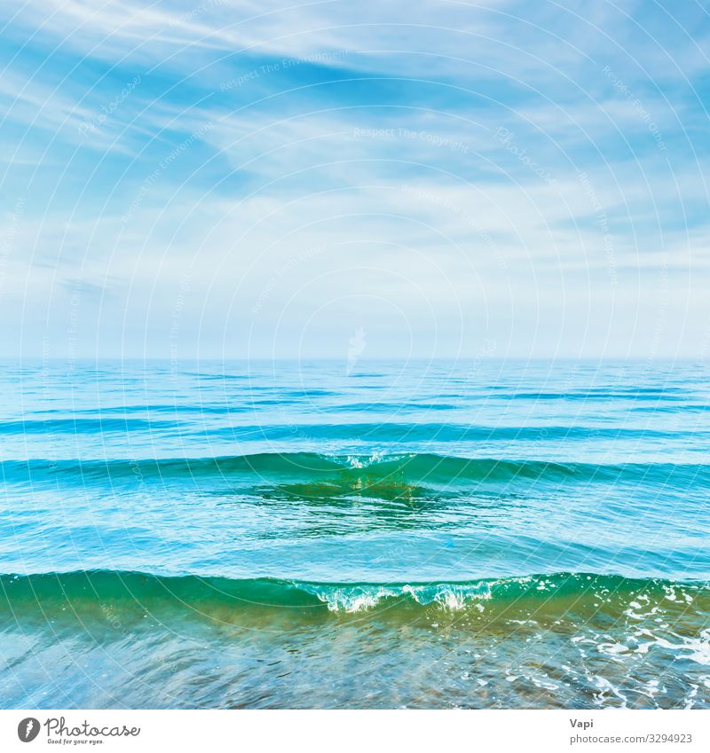 Blaues Meerwasser mit Wellen schön Ferien & Urlaub & Reisen Sommer Sonne Strand Umwelt Natur Landschaft Wasser Himmel Wolken Horizont Sonnenlicht Frühling
