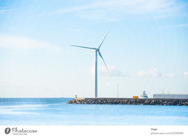 Windmühle am Rand des Wellenbrechers Meer Energiewirtschaft Windkraftanlage Umwelt Natur Landschaft Himmel Wolken Horizont Küste blau grün schwarz weiß Buhne