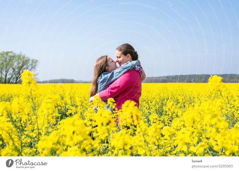 Mutter und Tochter im Rapsfeld Freude Glück Zufriedenheit Ferien & Urlaub & Reisen Kind Mädchen Erwachsene Familie & Verwandtschaft Natur Frühling blond lachen