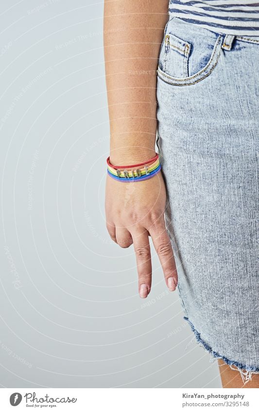 Weibliche Handfläche mit V-Zeichen mit Regenbogenarmband Lifestyle Glück Freiheit Feste & Feiern Mensch Homosexualität Frau Erwachsene Arme Hinweisschild