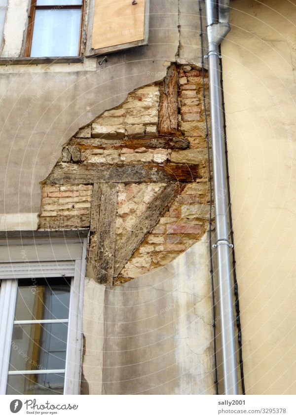 im Innern der Fassade... Haus Ruine Mauer Wand Fenster Abflussrohr alt Originalität Endzeitstimmung Nostalgie Verfall Vergänglichkeit Zerstörung Fachwerkfassade
