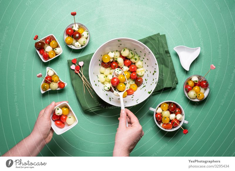 Sommersalat mit Tomaten und Mozzarella. Caprese-Salat Gemüse Salatbeilage Essen Abendessen Diät Italienische Küche Gesunde Ernährung Hand lecker Tradition