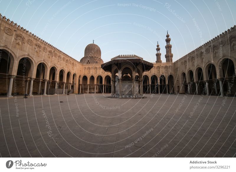 Quadratisches Zierdach einer antiken Moschee unter Sonnenlicht ornamental Dach sultan al-muayyadische moschee Minarett Großstadt Architektur muslimisch