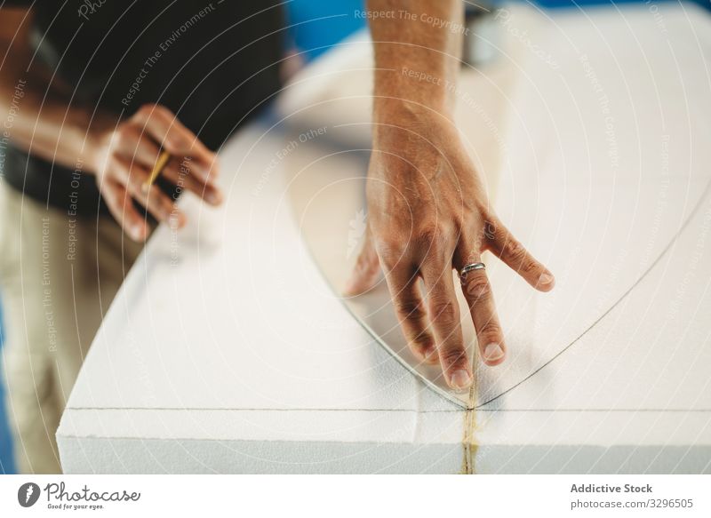 Handwerker, der Muster verwendet und Surfbretter herstellt Mann Meister Arbeit Kunstgewerbler messen kreisen zeichnen Bleistift Kleinunternehmen Schiffsplanken