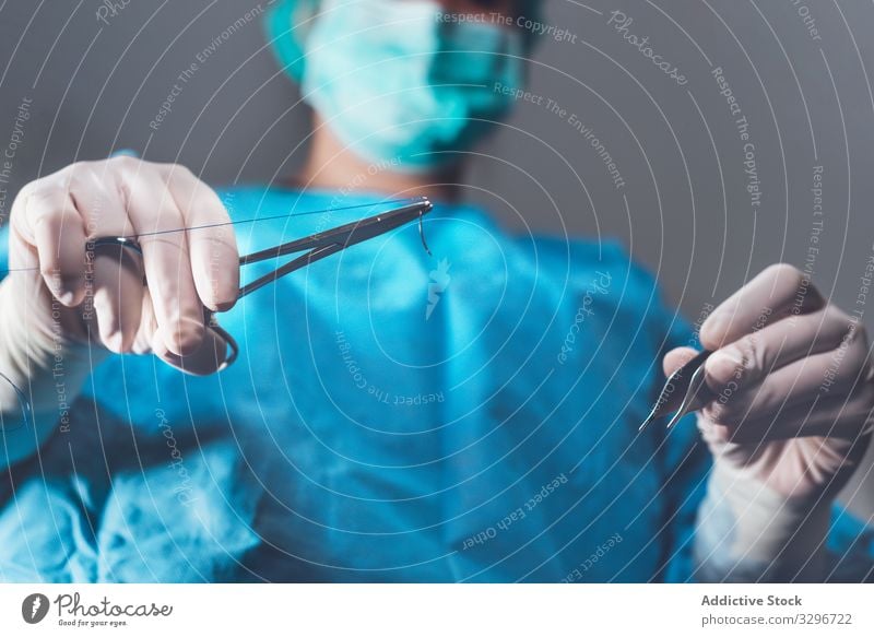 Frau, die im Krankenhaus operiert Chirurg Operationssaal Lampe Werkzeug Mundschutz Hut Arbeit Arzt Gesundheitswesen steril Instrument Job Uniform Medizin