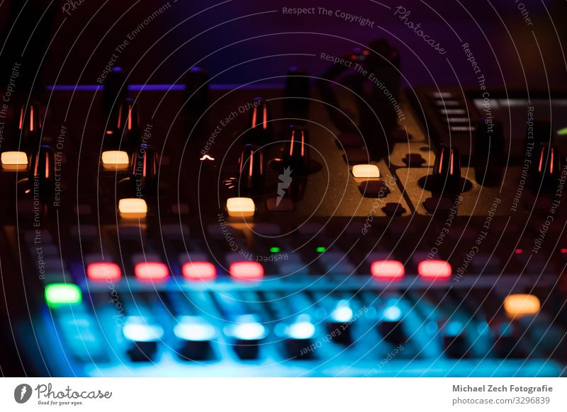 Professionelles Konzert-Sound-Mischpult mit Schiebern und Reglern Schreibtisch Entertainment Musik Technik & Technologie Musiker Medien Linie Kontrolle