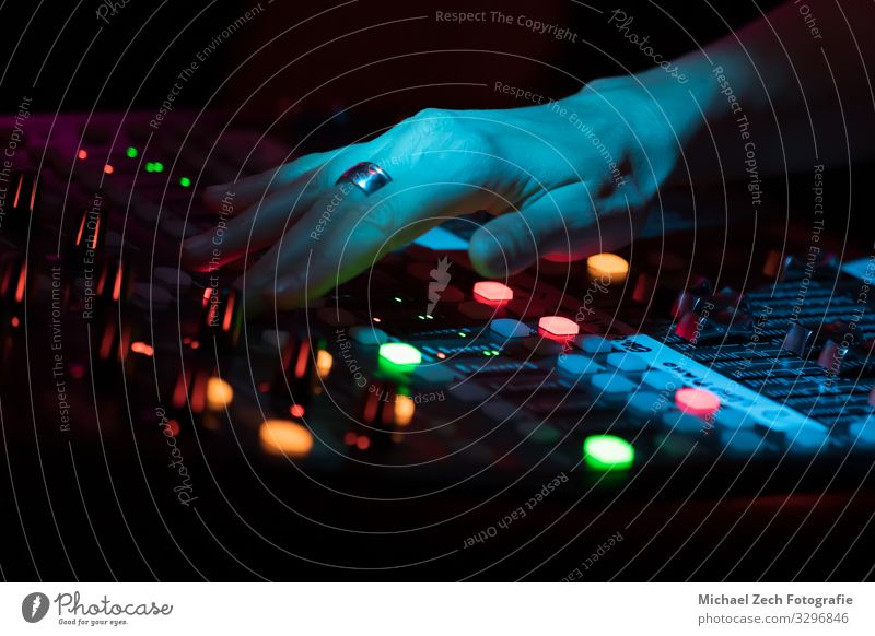 Hand auf einem professionellen Konzertmischpult Entertainment Musik Technik & Technologie Musiker Medien Linie Kontrolle Mixer Audio Panel Klang rühren