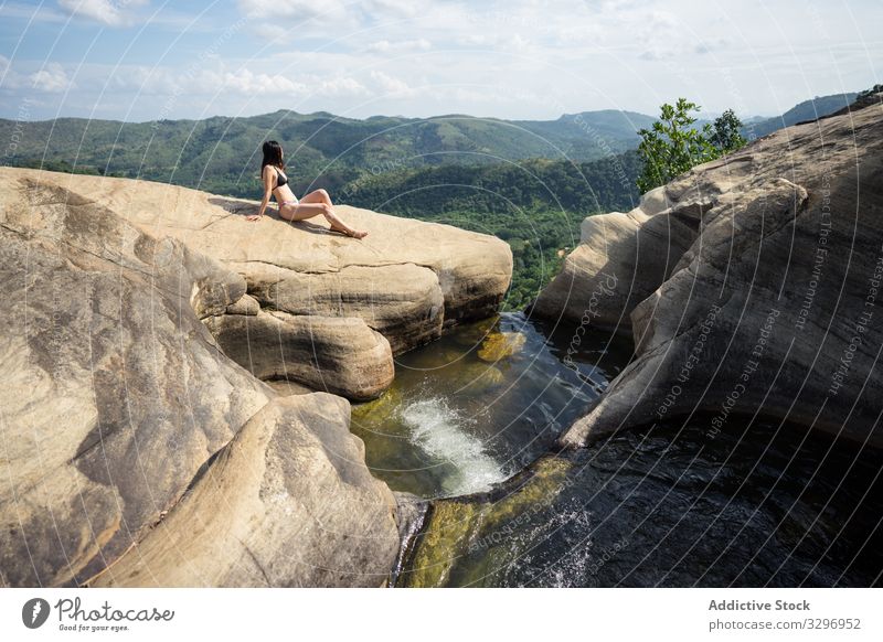 Inspirierte Frau schwimmt in steinigem Becken im Bergwasserfall Schwimmsport Pool Wasser Erholung Spaß Urlaub sich[Akk] entspannen Feiertag reisen aqua