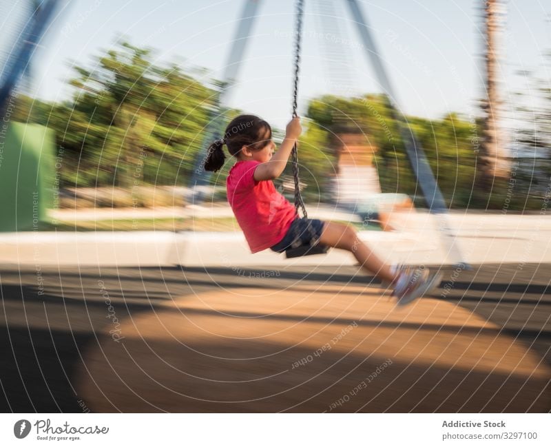 Mädchen auf Schaukel im Park pendeln Spaß Spielplatz sonnig tagsüber Wochenende Sommer Saison Kind lässig Aktivität Kindheit spielerisch Freude Lifestyle ruhen
