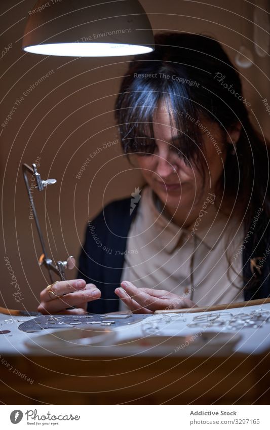 Frau, die in einem Juweliergeschäft arbeitet gold Kunsthandwerker Metall Accessoire Goldschmied Lupe Schmuck Ring Handwerk Arbeit Herstellung Werkstatt manuell