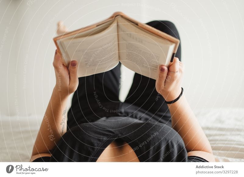 Nicht erkennbare Frau liest zu Hause im Bett ein Buch lesen genießen Zeitvertreib legen Roman Literatur bequem Bildung Erholung friedlich Wissen lernen ruhen