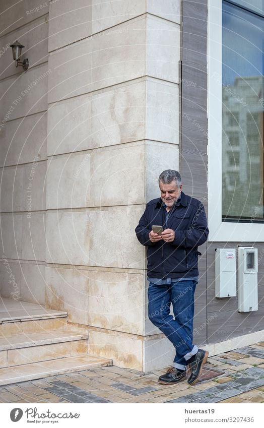 Älterer Mann mit Bart, der in der Stadt herumläuft Lifestyle Stil Glück Telefon Handy PDA Technik & Technologie Mensch maskulin Erwachsene Senior 1 45-60 Jahre