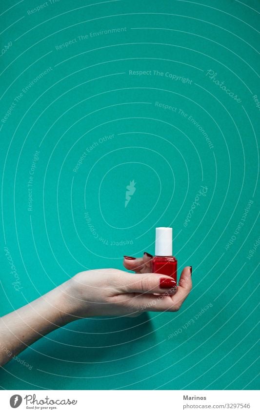 Rote Polierflasche in Frauenhand. Flasche schön Maniküre Behandlung Spa Mensch Erwachsene Hand Finger rot Farbe nageln Pflege Salon Trimmen Beautyfotografie