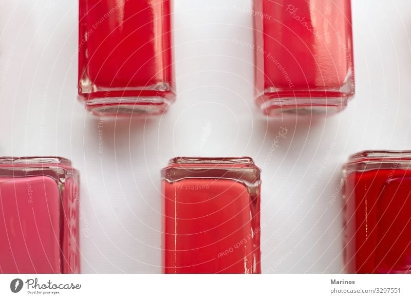 Rote Polierflaschen über weißem Hintergrund. elegant schön Maniküre Dekoration & Verzierung Mensch Frau Erwachsene Hand Finger Kunst Mode Sammlung Kunststoff