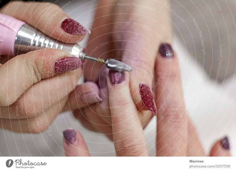 Fingernagelpflege. Maniküre Behandlung Werkzeug Frau Erwachsene Hand Aktenordner Farbe nageln Beautyfotografie Kosmetikerin professionell Salon Prozess