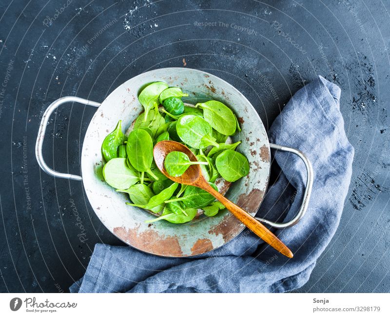 Frischer roher Blattspinat in einer Bratpfanne Lebensmittel Gemüse Spinat Ernährung Mittagessen Abendessen Bioprodukte Vegetarische Ernährung Diät Pfanne Löffel