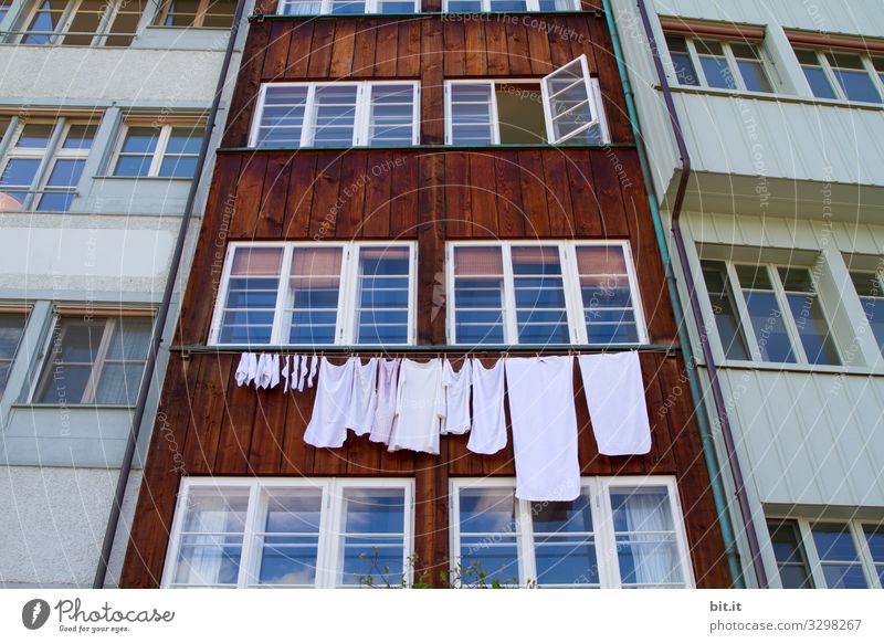 Wer hängt heut seine Wäsche raus, vor unser ehrenwertes Haus, schimpft die Hausfassade in braun-weiß, durch geschlossene Scheiben, laut nicht leis. Ein Fenster öffnet sich ganz weit, für Duft von Waschmittel ist es bereit, gern und  jederzeit.