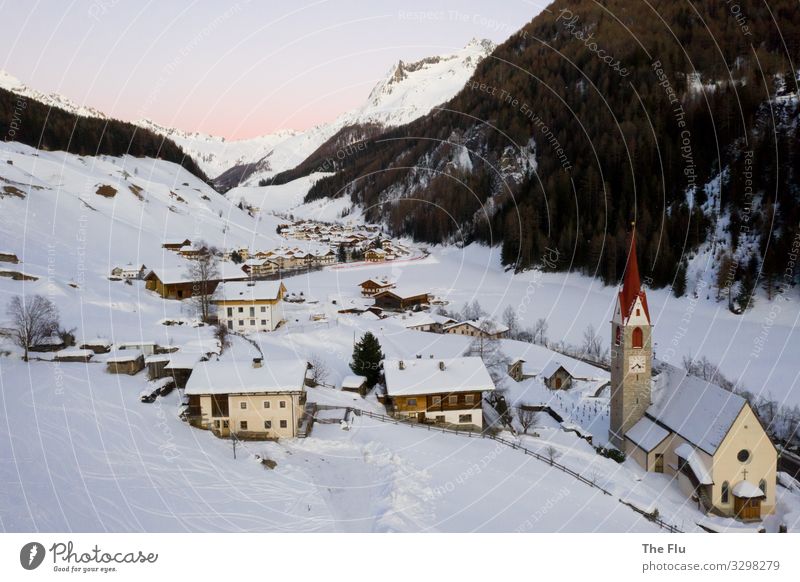 Am Ende des Tales liegt noch Schnee Erholung ruhig Meditation Ferien & Urlaub & Reisen Tourismus Winter Winterurlaub Berge u. Gebirge wandern
