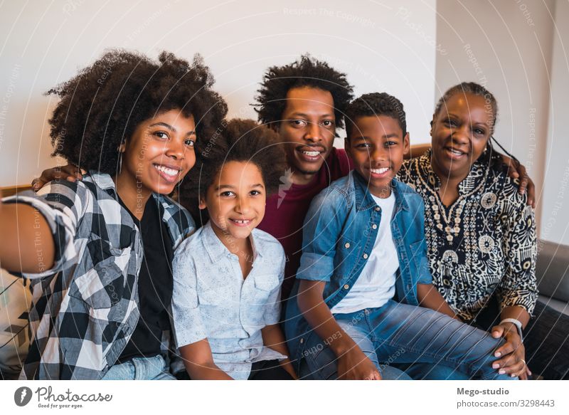 Mehrgenerationen-Familie, die sich zu Hause selbstständig macht. Lifestyle Freude Glück Leben Sofa Kind Telefon Mensch Frau Erwachsene Eltern Mutter Vater